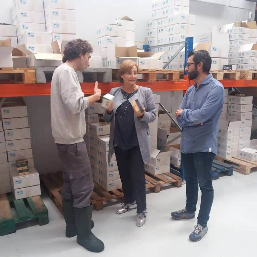 La Alcaldesa de Avilés visita Conservas Laurel